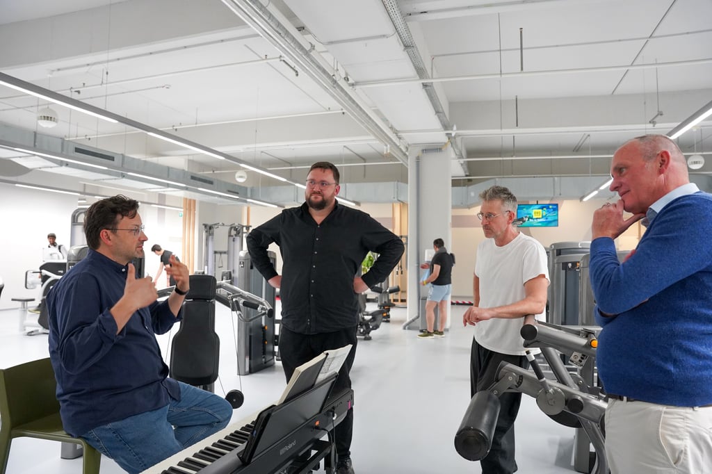 Weltpremiere im Gym: Die Mitglieder der Oper Halle unter Intendant Walter Sutcliffe (2. v. r.) hatten zu einem einzigartigen Nachmittag ins Fitnessstudio eingeladen.