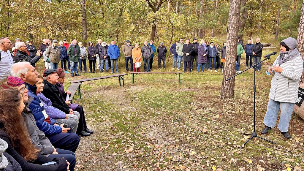 Helga Paschke von der „Initiativgruppe Steinborn“ dankte bei der Enthüllung des Gedenksteines am Fledermauspfad hinter dem Fußballplatz in Klietz allen Helfern und freute sich über die rege Beteiligung.