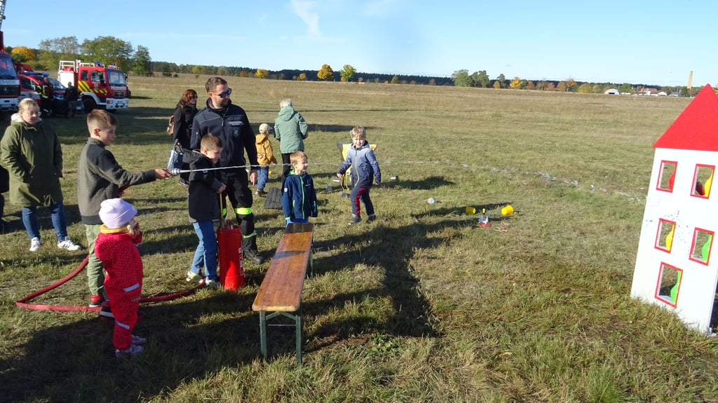 Mit vollem Einsatz bei der Sache: Die Kinder können mit einer Handspritzpumpe ein Mini-Holzhaus löschen – ein Riesenspaß mit Lerneffekt.