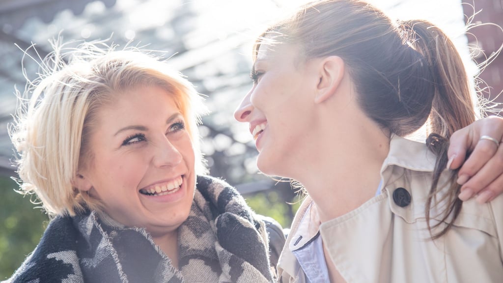 Menschen, die bewusst nach positiven Erfahrungen suchen, erleben oft mehr Lebenszufriedenheit.