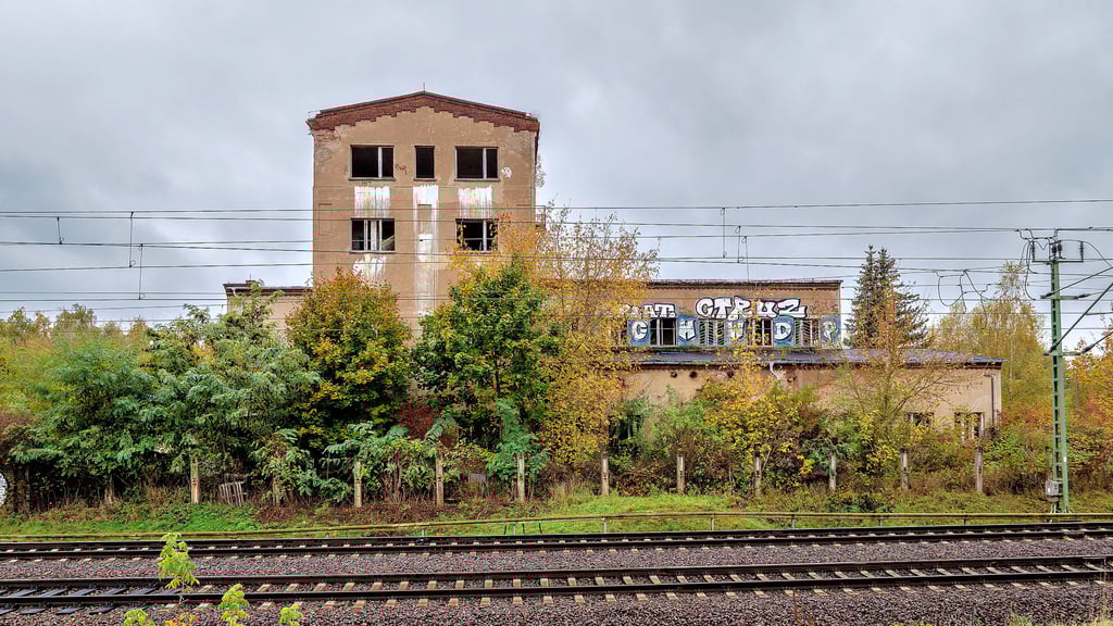 Das „Weiße Haus“ Gommern vom Schwarzen Weg aus gesehen. Früher war es ein Forschungslabor mit großem Renommee, heute ein Lost Place, dem Verfall preisgegeben.