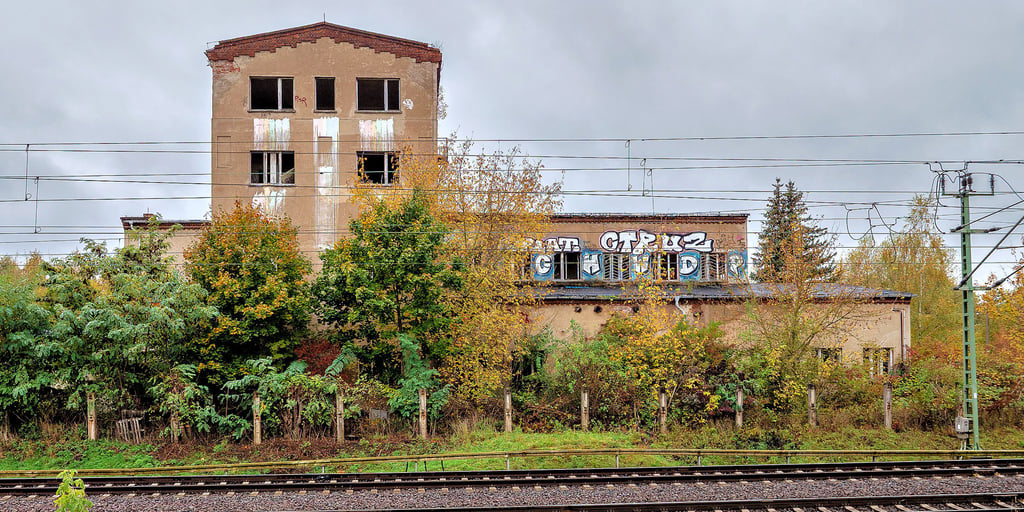 Das „Weiße Haus“ Gommern vom Schwarzen Weg aus gesehen. Früher war es ein Forschungslabor mit großem Renommee, heute ein Lost Place, dem Verfall preisgegeben.