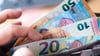 Nach einer Betrugshandlung entriss in Aschersleben ein Mann einer 85-Jährigen beim Bezahlen das gesamte Geld und flüchtete.