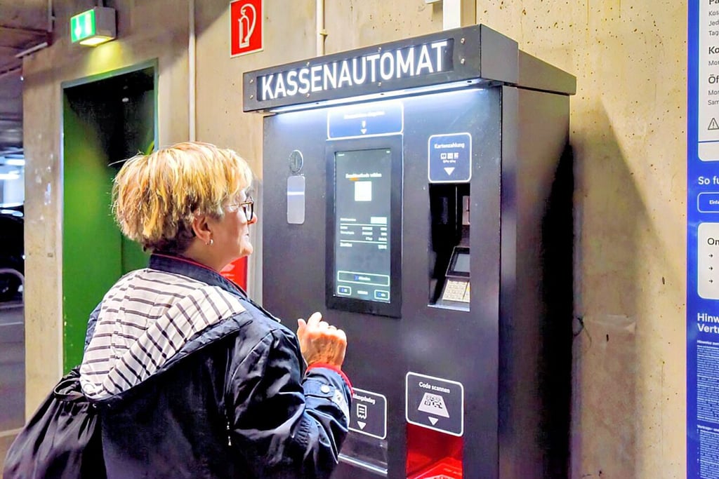 Christine Mehlhose aus Köthen macht sich mit dem neuen Parksystem in der Tiefgarage in der Wallstraße in Köthen vertraut.