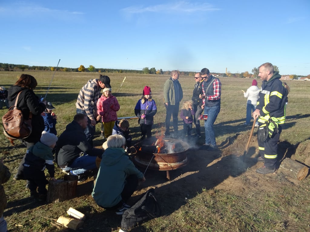 Wärmende Flammen, Stockbrot und gute Gespräche: An der Feuerschale genießen Besucher den goldenen Oktober in Wieglitz.