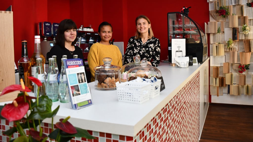 Kinderzimmer und Betreuung statt bloßer Spielecke: Viktoriia Popova (links) und Eugenia Hellbach mit Mitarbeiterin Cherry (Mitte) in ihrem neuen Café in Magdeburg, das eine Kinderbetreuung anbietet.