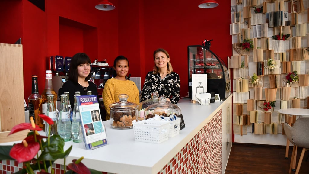 Kinderzimmer und Betreuung statt bloßer Spielecke: Viktoriia Popova (links) und Eugenia Hellbach mit Mitarbeiterin Cherry (Mitte) in ihrem neuen Café in Magdeburg, das eine Kinderbetreuung anbietet.