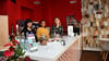 Kinderzimmer und Betreuung statt bloßer Spielecke:&nbsp;Viktoriia Popova (links) und Eugenia Hellbach mit Mitarbeiterin Cherry (Mitte) in ihrem neuen Café in Magdeburg, das eine Kinderbetreuung anbietet.