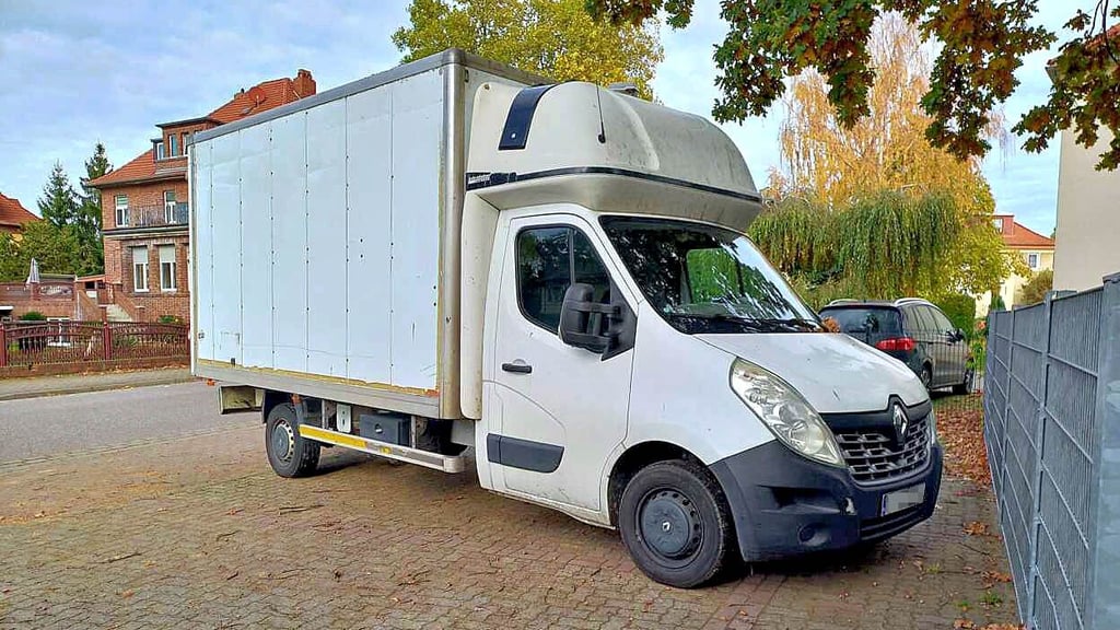 Das ist der Laster, der für Unmut bei Eltern und Kita sorgt. Das Fahrzeug blockiert seit über einer Woche illegal mehrere Parplätze. Doch ist Abschleppen eine Option? 