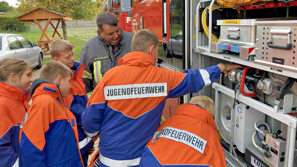 Was ist alles auf dem fahrzeug verstaut? Die Jugendwehr in Mehringen darf es beim 24-Stunden-Dienst in Ruhe erkunden.