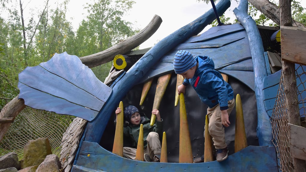 Riesenspaß im neuen Freizeitpark ArkaZien bei Leipzig: Finn und Philipp im Maul des Seeungeheuers