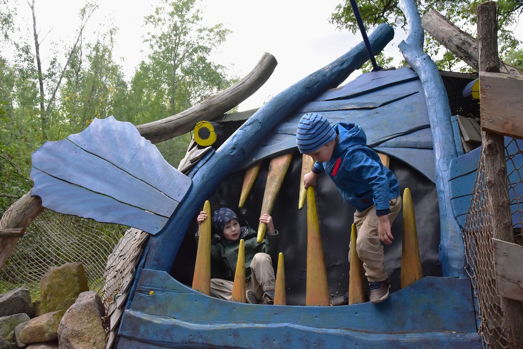 Riesenspaß im neuen Freizeitpark ArkaZien bei Leipzig: Finn und Philipp im Maul des Seeungeheuers