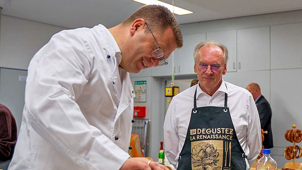 Landrat Tylsch (l.) und Ministerpräsident Haseloff am Blech