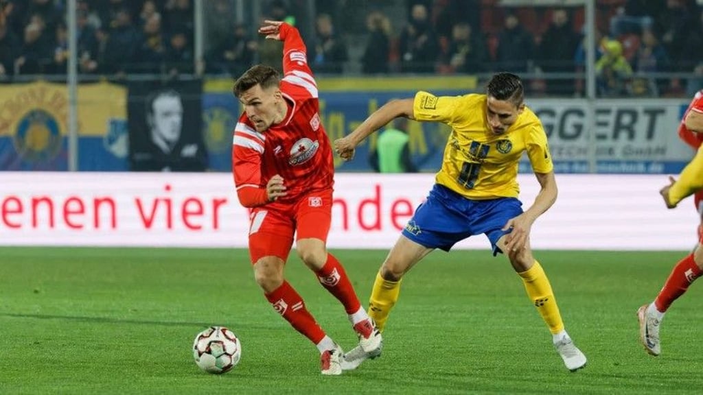Niclas Stierlin und der HFC starteten stark in das Spitzenspiel gegen Lok. Am Ende jubelten aber wieder die Leipziger.