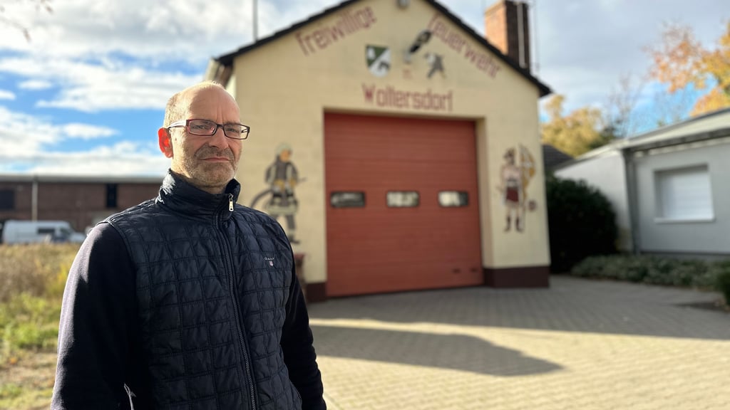 Thomas Lammich, Bürgermeister von Woltersdorf, fürchtet um die Zukunft der örtlichen Feuerwehr. Nun droht wegen verschleppter Sanierung die Schließung eines Feuerwehr-Gebäudes.