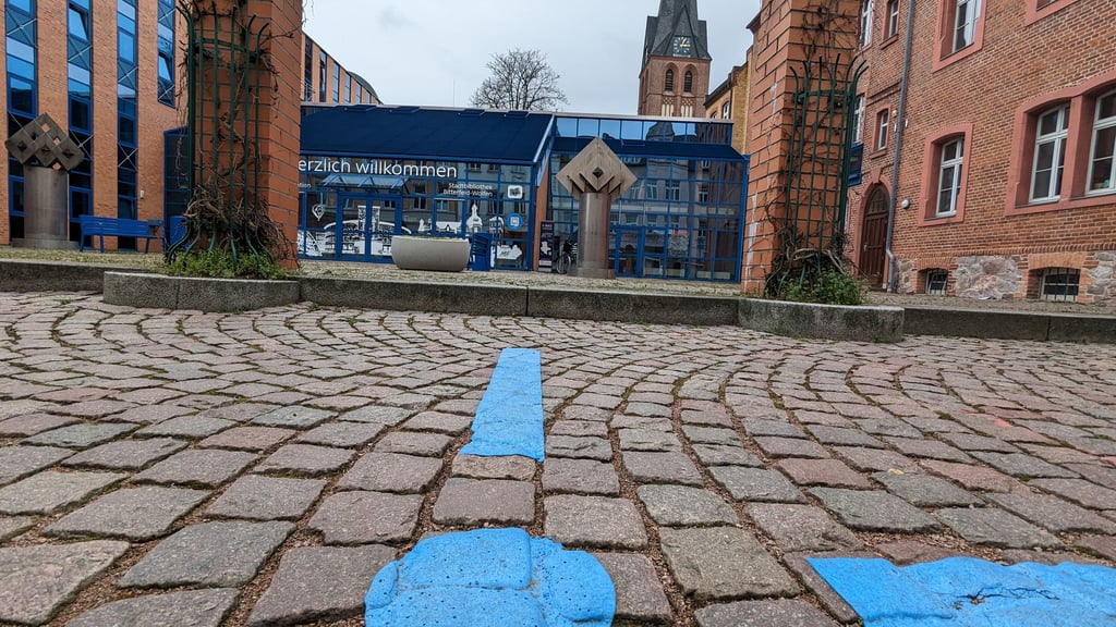 Der Blauer Pfad endet an der Stadt- und Tourismusinformation in Bitterfeld.