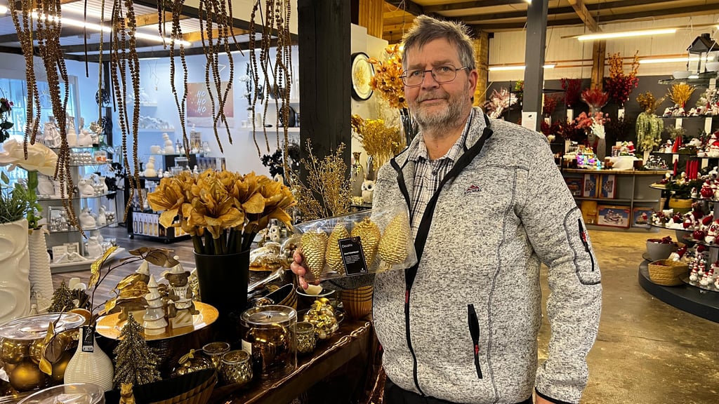 Alf Krause aus Langendorf bei Weißenfels hat sich für goldene Zapfen entschieden - farblich passend zu der Deko, die er schon zu Hause hat.
