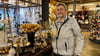 Alf Krause aus Langendorf bei Weißenfels hat sich für goldene Zapfen entschieden - farblich passend zu der Deko, die er schon zu Hause hat.