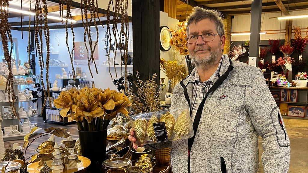 Alf Krause aus Langendorf bei Weißenfels hat sich für goldene Zapfen entschieden - farblich passend zu der Deko, die er schon zu Hause hat.