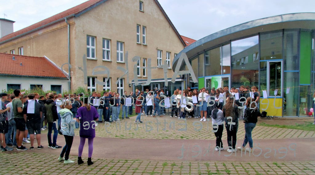 Das Hauptgebäude des Calbenser Gymnasiums soll grundhaft saniert werden. Die Schüler müssen in der Zeit umziehen in Container vor der Schule.