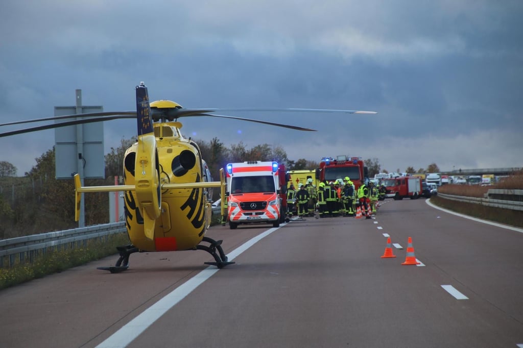 Ein Rettungshubschrauber war nach dem Unfall auf der A38 im Einsatz.