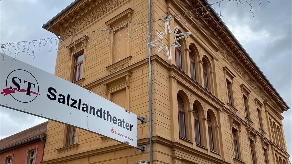 Die erste Weihnachtsdekoration hängt … Hier nahe dem Salzlandtheater.