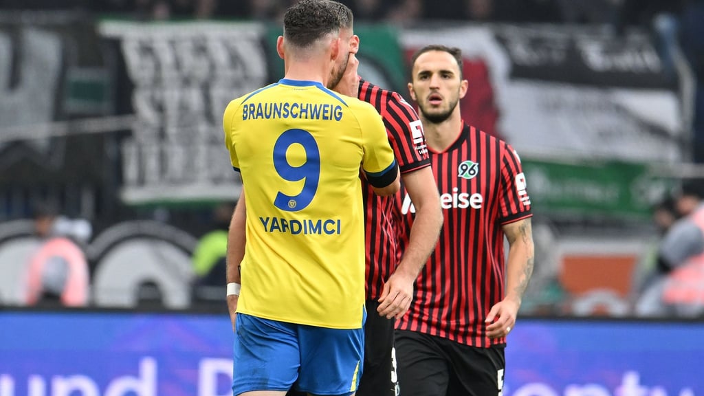 Erencan Yardimci von Eintracht Braunschweig fasst seinem Gegenspieler Boris Tomiak beim Derby gegen Hannover 96 mit beiden Händen an den Hals.
