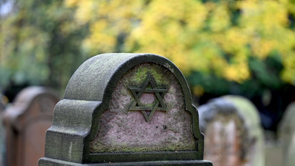 In Rinteln wurden zehn jüdische Grab- und Gedenksteine umgeworfen, in Obernkirchen wurde ein jüdischer Gedenkstein mit verfassungsfeindlichen Schriftzügen beschmiert. (Symbolbild)