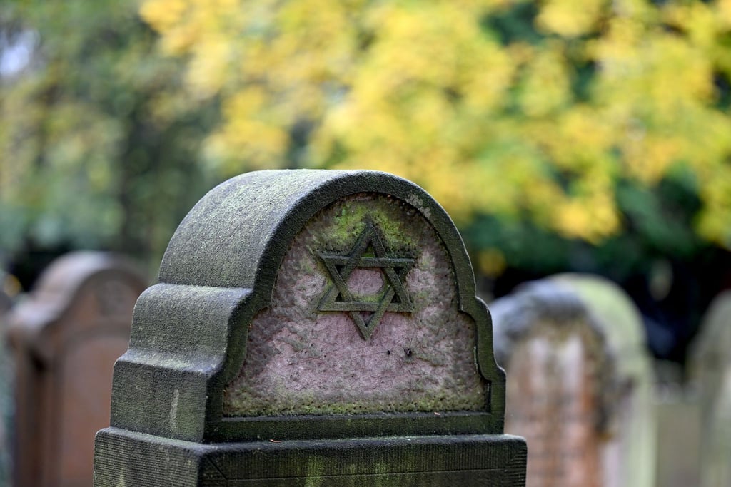In Rinteln wurden zehn jüdische Grab- und Gedenksteine umgeworfen, in Obernkirchen wurde ein jüdischer Gedenkstein mit verfassungsfeindlichen Schriftzügen beschmiert. (Symbolbild)