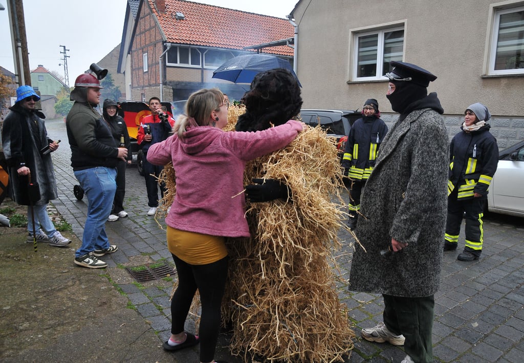 Erbsbärumzug in Bösenrode. Auch das Regenwetter machte der Kirmesgesellschaft nichts aus. Im „Thyrasaal“ konnten sich alle Teilnehmer wieder aufwärmen.