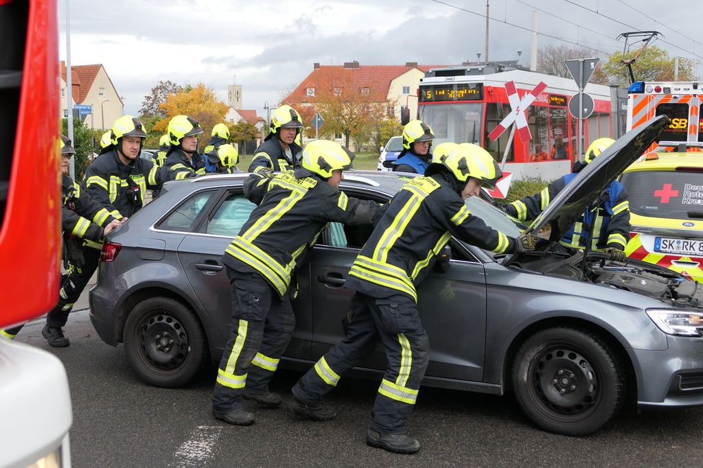 Die Fahrerin des Autos musste von der Feuerwehr befreit werden.