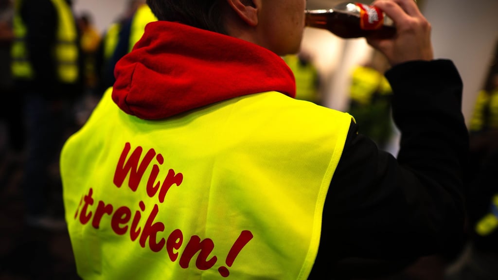 Im Zuge von Tarifverhandlungen wurde an den Coca-Cola-Standorten Weimar und Halle zeitweise die Arbeit niedergelegt.