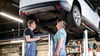 Generationenübergreifende Zusammenarbeit in der Automontage: Während oft von Konflikten zwischen Jung und Alt die Rede ist, zeigt die Realität am Arbeitsplatz ein anderes Bild.
