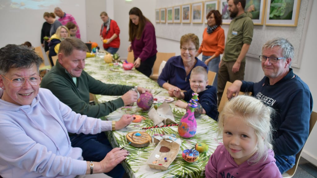 Wolfgang Lemke (2. von links) unterstützt als freiwilliger Helfer viele Aktionen im Haus der Flüsse Havelberg. Beim Herbstbasteln war er mit dabei, als zum Beispiel Lina und Mattis mit ihren Großeltern Kürbisse bemalten.