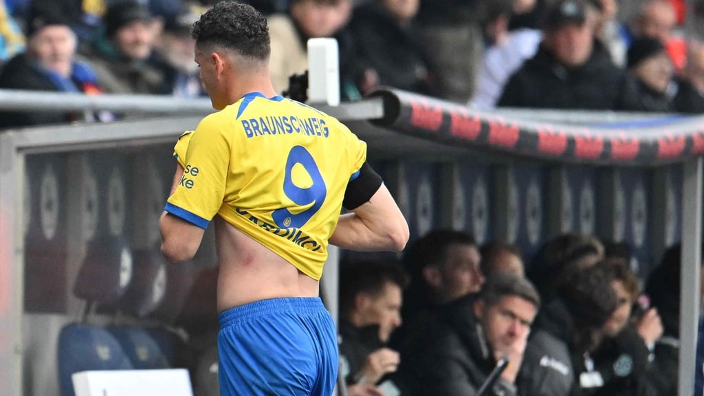 Braunschweigs Erencan Yardimci geht nach seiner Roten Karte im Derby gegen Hannover vom Platz.