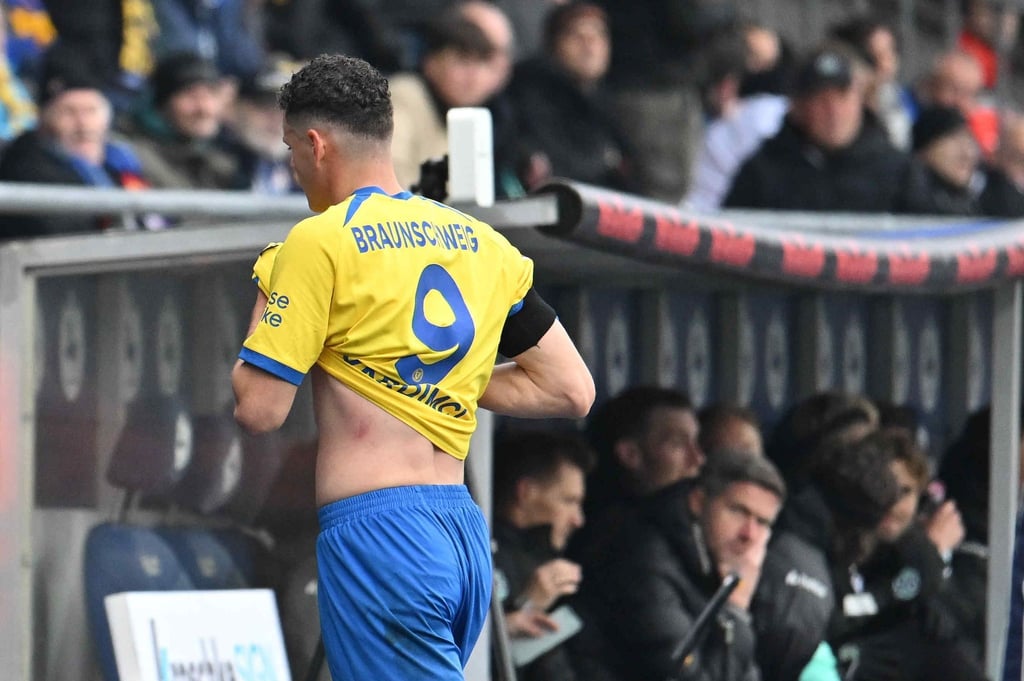 Braunschweigs Erencan Yardimci geht nach seiner Roten Karte im Derby gegen Hannover vom Platz.