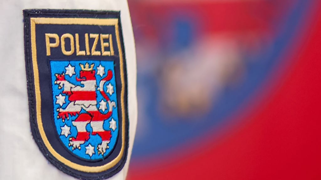 Unbekannte sprühen in Gera Hakenkreuze und rechte Schriftzüge an die Fassade einer Schule. Der Staatsschutz ermittelt, wie die Polizei mitteilte. (Symbolbild)