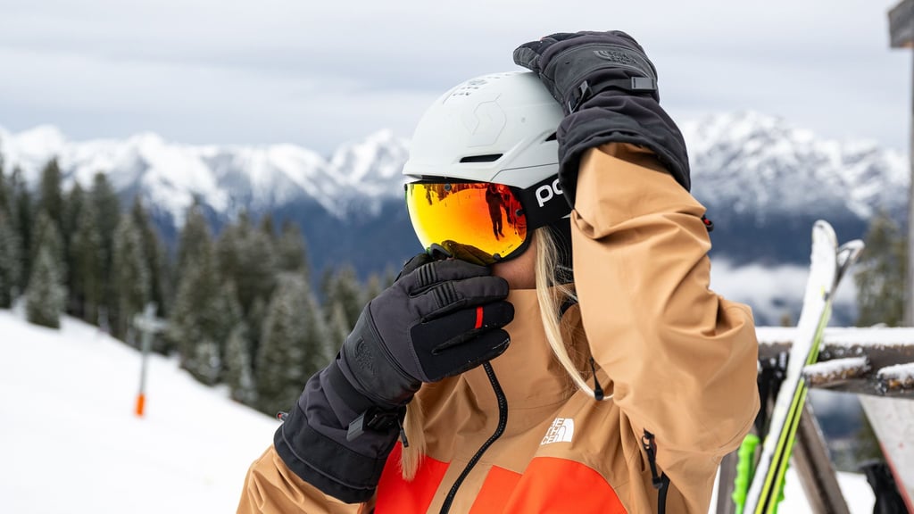 Sicherheit geht vor: Das Tragen eines Helms senkt das Risiko schwerer Kopfverletzungen beim Wintersport deutlich.