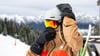 Sicherheit geht vor: Das Tragen eines Helms senkt das Risiko schwerer Kopfverletzungen beim Wintersport deutlich.
