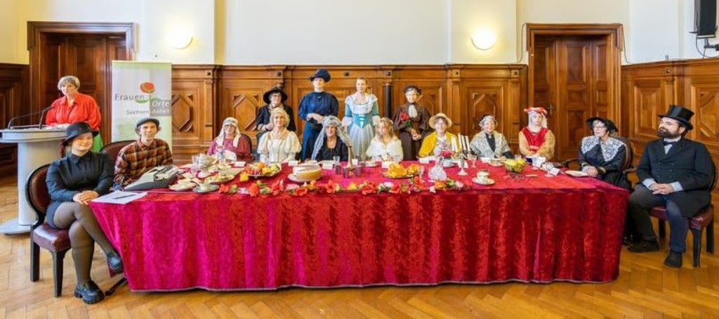 Der Festsaal im Stadthaus Halle: an diesem Tag fast ohne Männer. Beim Jubiläum der FrauenOrte feierten Frauen aus ganz Sachsen-Anhalt.