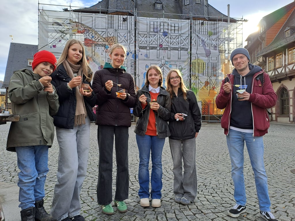 In Wernigerode kamen Jugendliche am Samstag, 25. Oktober, auf dem Marktplatz zusammen, um gemeinsam Pudding mit Gabel zu essen. Dabei handelt es sich um einen aktuellen TikTok-Trend.