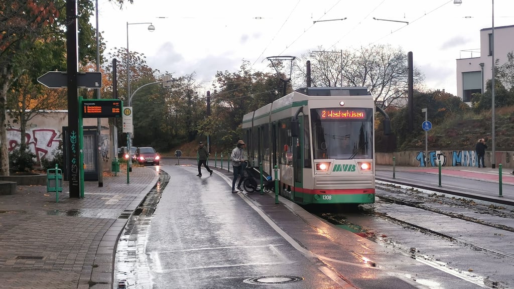 Die Haltestelle Thiemstraße in Magdeburg-Buckau ist seit Juni 2022 barrierefrei. Der Einstieg in die Straßenbahnen der MVB ist in beiden Fahrtrichtungen stufenlos möglich.