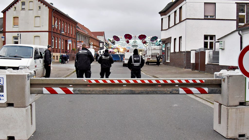 Neue Betonabsperrungen mit einer Leitplanke gab es in diesem Jahr erstmals beim Martinimarkt.