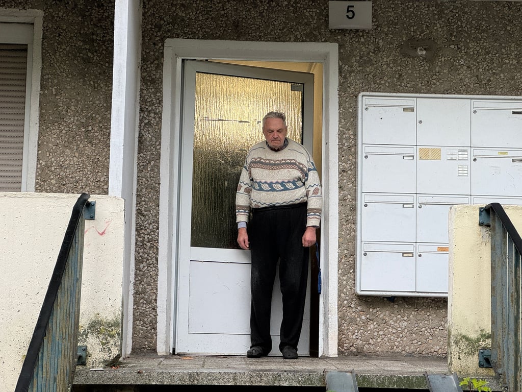 Volkmar Seiffert steht vor seinem Wohnhaus im Ponyweg 5 in Halle-Neustadt. Der 81-Jährige lebt hier seit 1974 und ist inzwischen einer der letzten Mieter im Block.