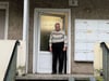 Volkmar Seiffert steht vor seinem Wohnhaus im Ponyweg 5 in Halle-Neustadt. Der 81-Jährige lebt hier seit 1974 und ist inzwischen einer der letzten Mieter im Block.