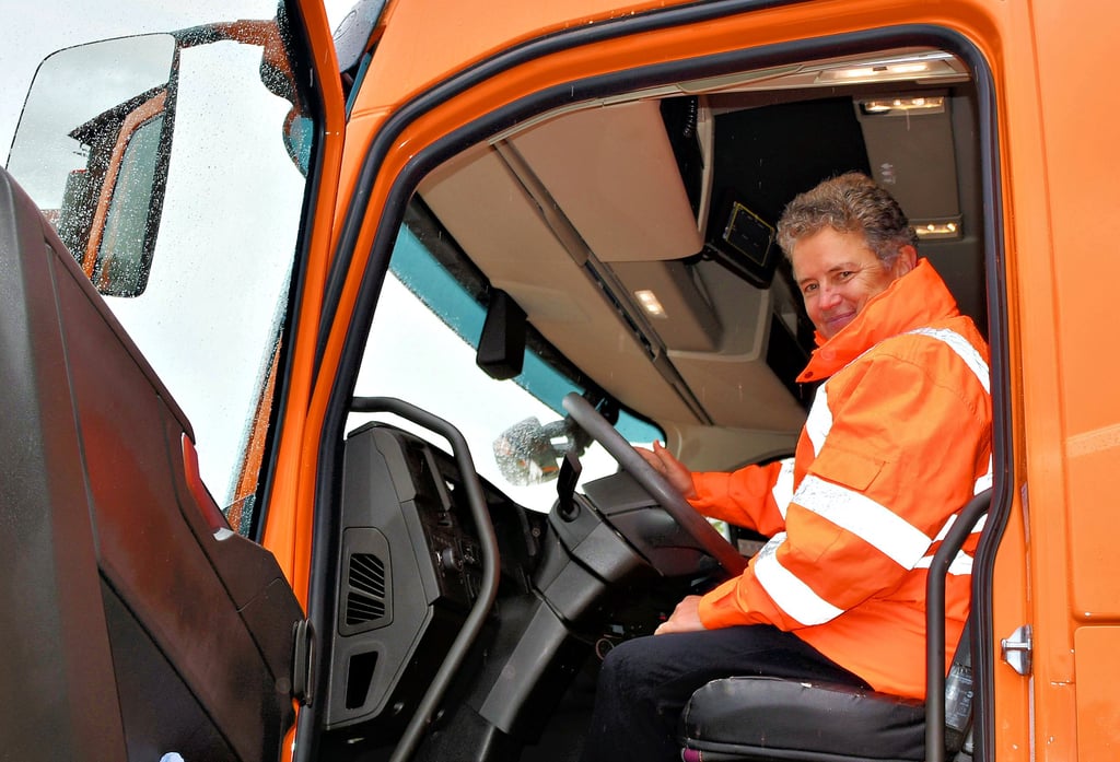 Die 23 Straßenmeistereien sind gut gerüstet für den Winter. Am Standort in Gardelegen lagern allein 1.200 Tonnen Salz und 80 Kubikmeter Magnesiumsole, hier Ministerin Lydia Hüskens in einem der modernen Streufahrzeuge.