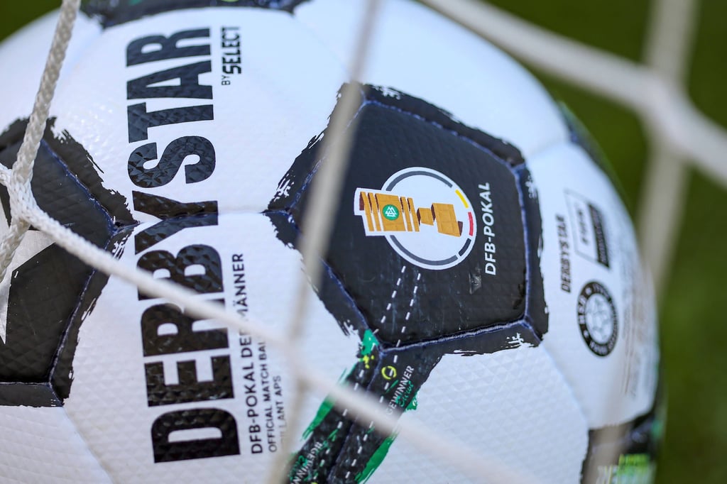 Im DFB-Pokal trifft der 1. FC Magdeburg am Mittwochabend auf den FV Illertissen. Wer überträgt das Spiel live in Stream und TV?