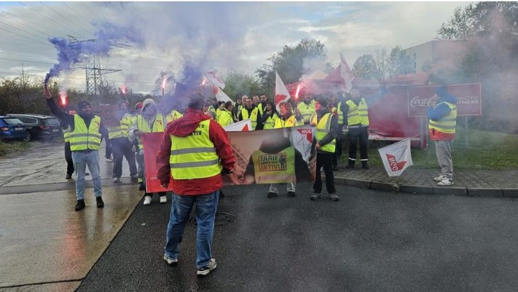 Auch bei Coca-Cola in Halle ruhte Montagvormittag die Produktion.