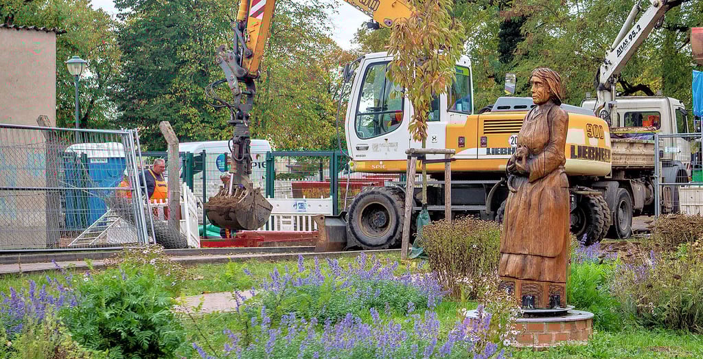 An der Holz-Oma wird derzeit gebuddelt: Grund ist die Sanierung einer Abwasserleitung.