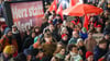 Menschen halten bei der Demo für ein „buntes Stadtbild“ in Leipzig Plakat mit der Aufschrift „Herz statt Merz!“ hoch.